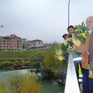 Alle 16.45 il lancio di una corona di fiori nelle acque del Tanaro