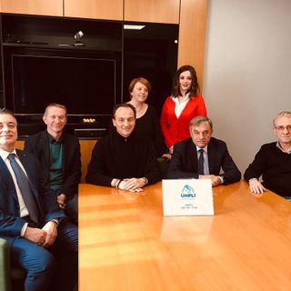 L'inaugurazione dello sportello informativo per le Pro loco: al tavolo, da sinistra, Graglia, De Giovanni, Cirio, Viglione e Buratto. Alle loro spalle Ivana Bodello e Annalisa Campagno