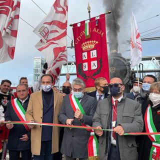 L'arrivo del treno storico ad Alba