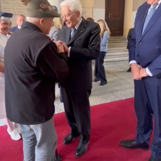 L'Alpino Giuseppe Falco (102 anni) stringe la mano al presidente della Repubblica Sergio Mattarella