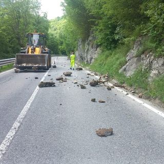 Distacco controllato delle rocce e manutenzione reti: Anas al lavoro lungo la statale 20 [VIDEO]