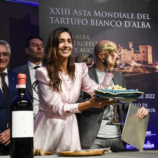 A Grinzane Cavour l'Asta Mondiale del Tartufo Bianco d'Alba 2022: vola a Hong Kong il tartufo dei record da 184.000 euro [VIDEO]