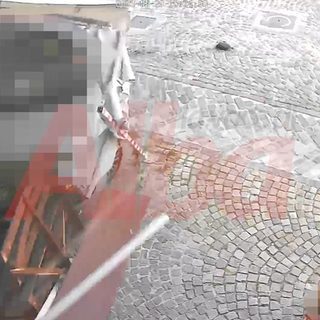 Un frame del filmato che ritrasse il tentativo di Cornero di investire il ristoratore