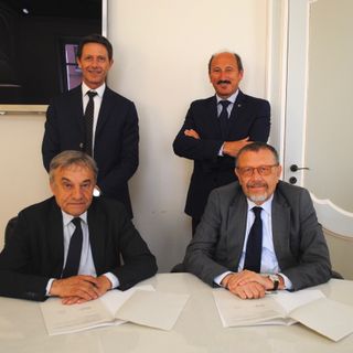La firma del protocollo d'intesa tra il presidente ACA Giuliano Viglione e il presidente di Banca d'Alba Tino Cornaglia, presenti il direttore ACA Fabrizio Pace e il direttore generale di Banca d'Alba Riccardo Corino