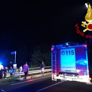 L'auto finita sotto il ponte lungo la Sp 28