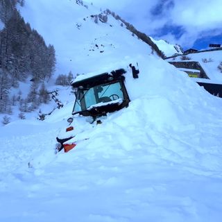 Alcune immagini del distacco di neve verificatosi in mattinata lungo la Statale 21