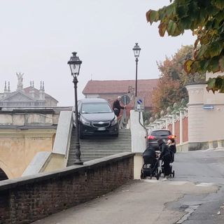 Bra, finisce con l’auto giù dalla scalinata che porta sull'ala della Rocca