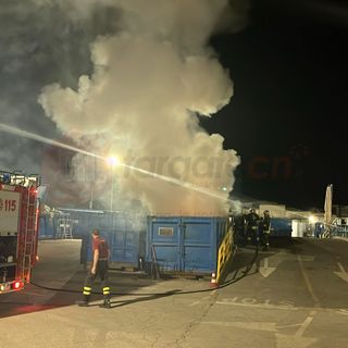 Bra, incendio tra i cassoni dell’ecocentro di corso Monviso
