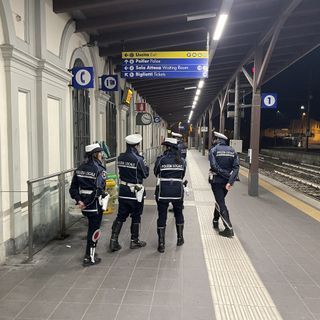 La Polizia Locale di Bra durante un controllo di routine in stazione La Polizia Locale di Bra durante un controllo di routine in stazione