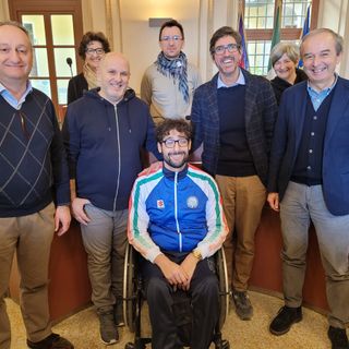 Bra, la Giunta si congratula  col campione del modo di nuoto pinnato  per disabili Roberto Spigonardo