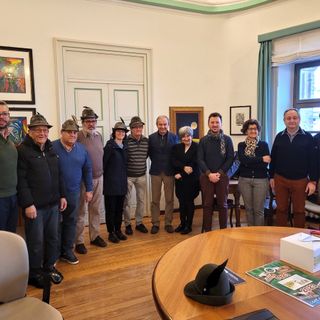La rappresentanza del locale gruppo Ana ricevuta dalla Giunta questa mattina in Municipio