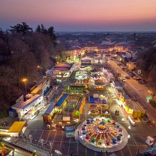 Foto di Tino Gerbaldo: piazza Spreitenbach al tempo delle giostre