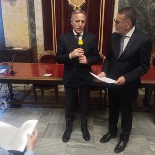 Il prof Nicola Barbatelli, curatore della mostra, insieme con Marcello Cavallo dell'Associazione Insieme