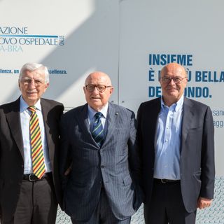 Il presidente della onlus Bruno Ceretto, al centro, insieme al suo predecessore Emilio Barbero e al vice Dario Rolfo