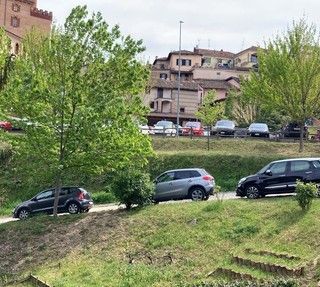 Nelle immagini scattate dall'Odp Tutela Paesaggio auto parcheggiate nelle strade di Barolo