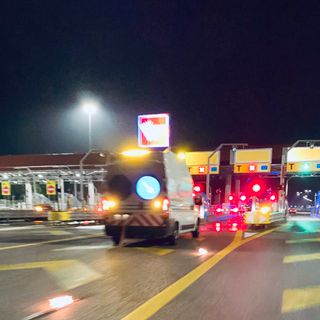 La corsia riservata Telepass dove si è schiantata l'auto