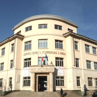 L'attuale sede dell'Istituto Tecnico "Guala", in piazza Roma, destinata al ritorno della Scuola Media "Piumati"