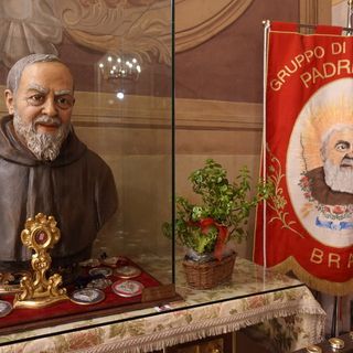 Il busto di San Pio, conservato nella chiesa dei Battuti Neri, a Bra