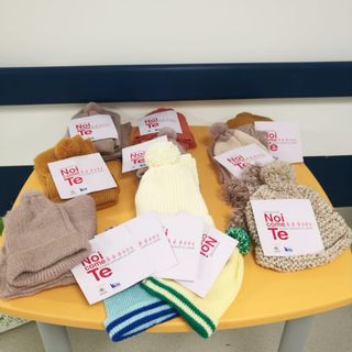 I cappellini e le sciarpe donate