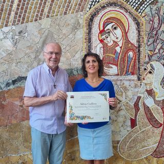 Il rettore del Santuario, monsignor Giuseppe Trucco con Silvia Gullino, davanti ai mosaici di Rupnik