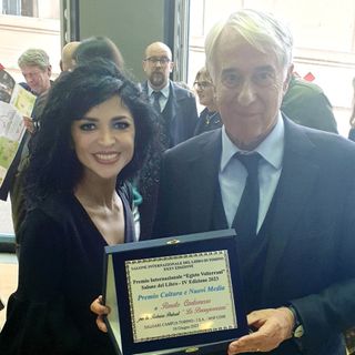 Renata Cantamessa premiata da Giuliano Pisapia