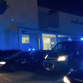 I militari dell'Arma davanti all'istituto di via Alba a Baraccone di Castagnito