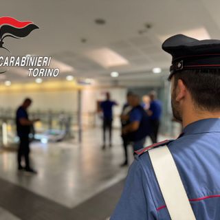 Fossanese viaggiava sulla metro di Torino con due panetti di hashish al posto del biglietto: denunciato Fossanese viaggiava sulla metro di Torino con due panetti di hashish al posto del biglietto: denunciato