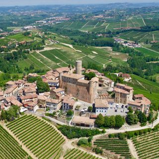 Una veduta di Castiglione Falletto e in primo piano il suo castello, nel 2018 acquistato dall'azienda vinicola dei Cavallotto