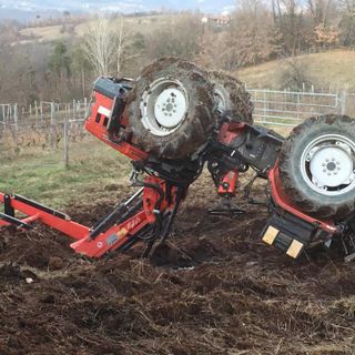 Il trattore rovesciato nel podere dell'Agriturismo Bric dei Galli di Cessole