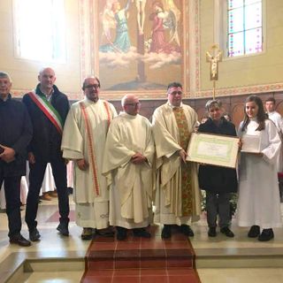 La consegna della benemerenza attribuitole da papa Francesco, nel novembre 2019