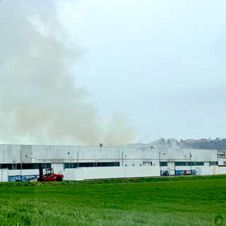 Incendio alla Sicom di Cherasco: vigili del fuoco in azione