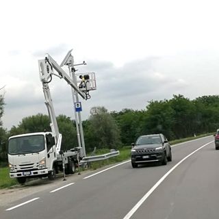 Operai al lavoro per il riposizionamento dell'occhio elettronico