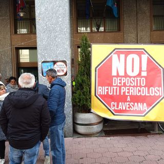 La protesta del Comitato per il No davanti alla sede della Provincia, nel novembre scorso