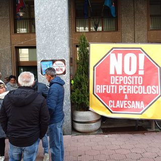 La manifestazione di protesta di fronte alla sede della Provincia