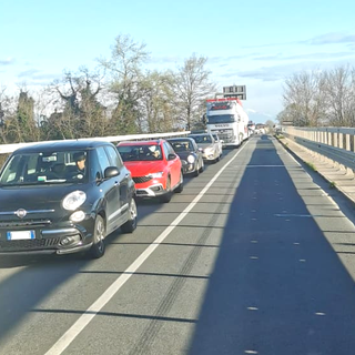 Code sul ponte di Pollenzo dopo l'incidente di questa mattina