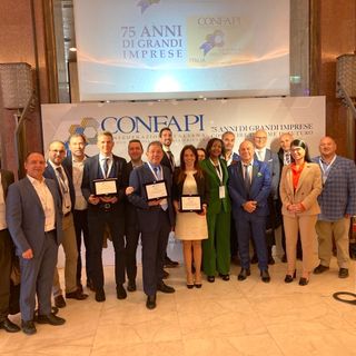 Foto di gruppo per le aziende cuneesi premiate e la delegazione della Granda alla convention nazionale Confapi