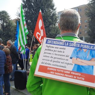 Esiste ancora il diritto alle cure? Cittadini, operatori sanitari e sindacati in piazza a Cuneo [FOTO E VIDEO]