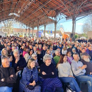 Pubblico sotto la struttura di piazza Giolitti per concerto dei Trelilu