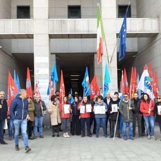 La protesta all’Ispettorato del Lavoro di Cuneo