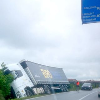 Camion esce di strada a Falicetto: viabilità in tilt Camion esce di strada a Falicetto: viabilità in tilt