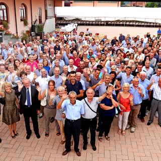 Foto di gruppo per i soci della Cantina Terre del Barolo