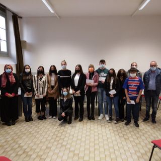 Foto di gruppo per i premiati con Paolo e Sara Alessanndria e il dirigente scolastico Alberto Galvagno