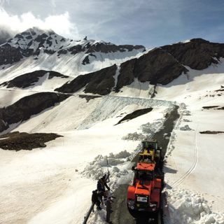 Lavori di sgombero neve al Colle dell’Agnello (foto Provincia)