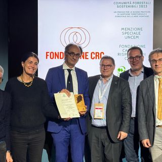 La consegna alla Fondazione CRC della ‘Menzione speciale del Premio Comunità Forestali Sostenibili’, nell’ambito della Fiera Ecomondo a Rimini La consegna alla Fondazione CRC della ‘Menzione speciale del Premio Comunità Forestali Sostenibili’, nell’ambito della Fiera Ecomondo a Rimini