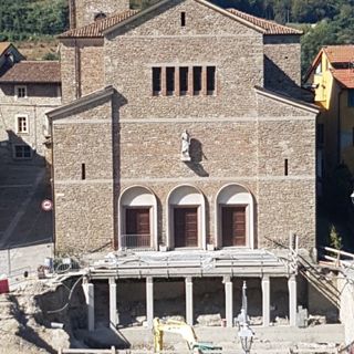 Nella foto la voragine apertasi nell'agosto scorso davanti alla chiesa parrocchiale