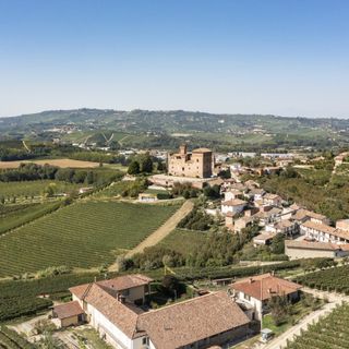 Una veduta del castello di Grinzane e dei vigneti che lo circondano