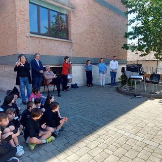 Nelle foto due momenti delle presentazioni finali degli alunni a Dogliani e Farigliano