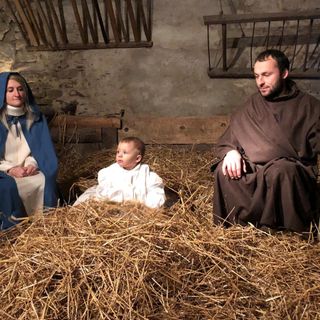 Michela Bruno, il marito Mauro Valletti e la loro figlioletta Valentina hanno impersonato la Sacra Famiglia Michela Bruno, il marito Mauro Valletti e la loro figlioletta Valentina hanno impersonato la Sacra Famiglia