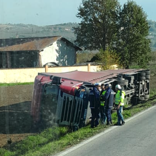 Il mezzo pesante finito fuori strada lungo la Fondovalle