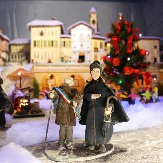 Il sindaco di Bra, Gianni Fogliato, protagonista con una statuina nel presepe della Croce